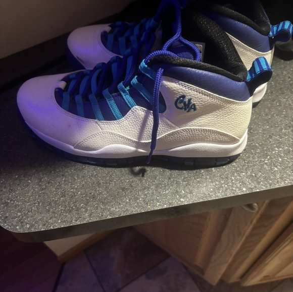 Jordan 10s Charlotte hornets edition size 10 - Picture 2 of 6